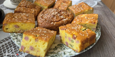 Sočna, mirisna i izuzetno mekana slana torta u kojoj se savršeno stapaju ukusi sira, šunke i blago pikantnog dodatka.