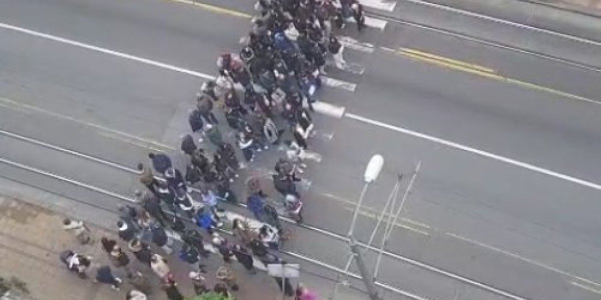 Strašno! Izveli maloletnu decu iz škola na ulicu: Da li su ovi blokaderi više normalni (VIDEO)