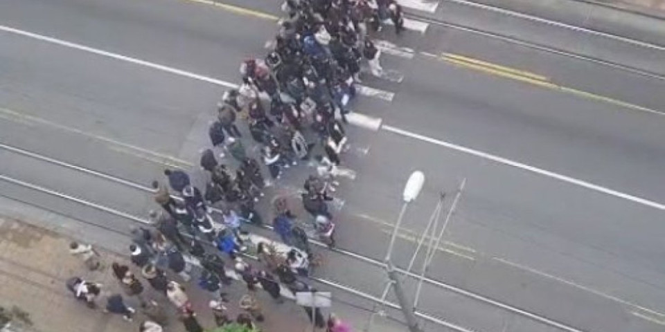 Strašno! Izveli maloletnu decu iz škola na ulicu: Da li su ovi blokaderi više normalni (VIDEO)