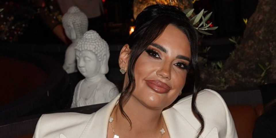 Izvajana zadnjica i mokra gola leđa - Vreli kadrovi Kaće Grujić (FOTO)