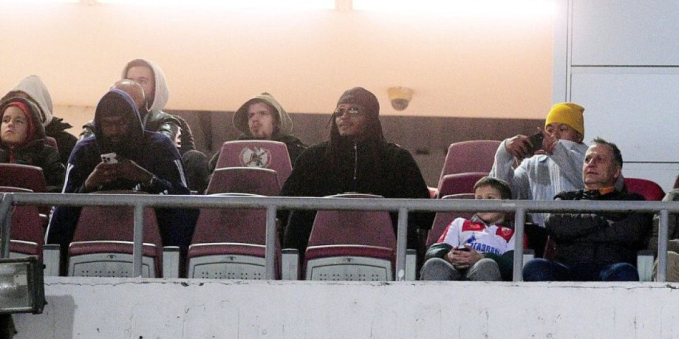 Evo kako je Čima Moneke bodrio fudbalere Zvezde protiv Lila (FOTO)