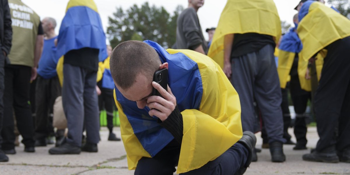 (UZNEMIRUJUĆI VIDEO) Procurio potresan snimak mobilisanog muškarca iz Ukrajine - Pogledajte šta je uradio sebi!
