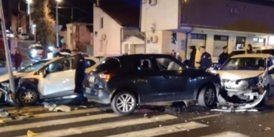 Težak udes na Zvezdari: Hitna pomoć izvlačila povređene iz kola (FOTO)