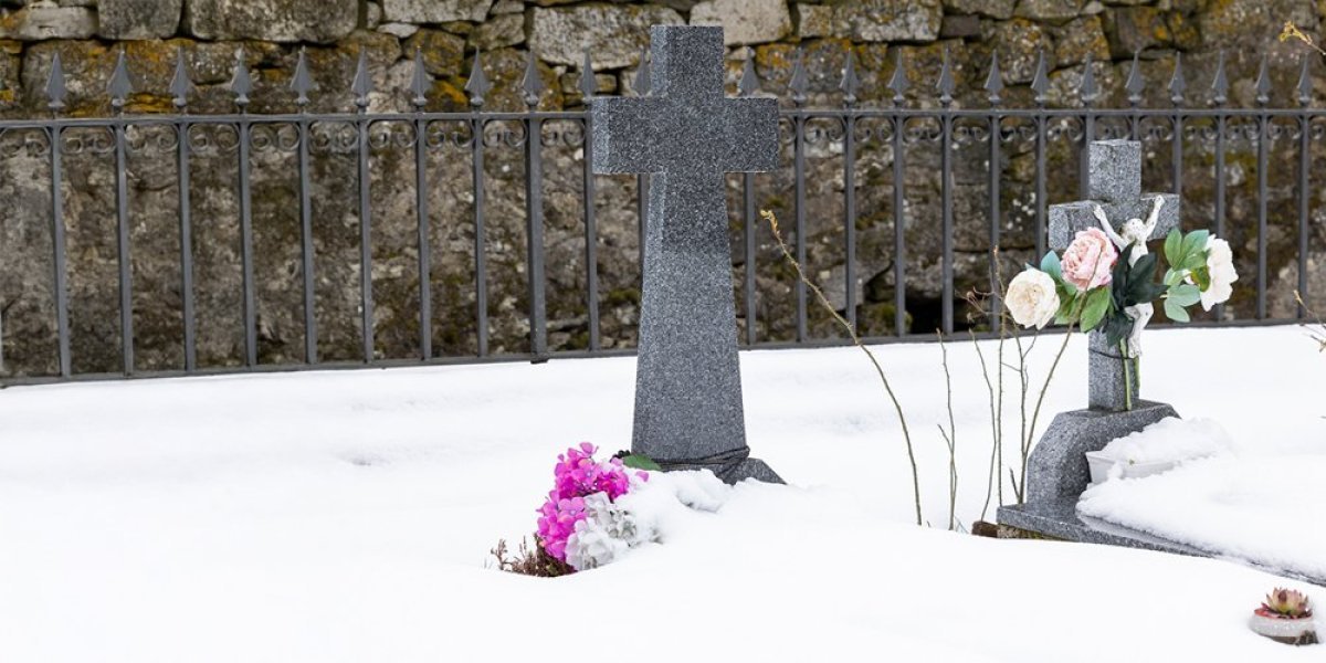 Ceo Balkan plače: Dečak zaspao na grobu majke, ujutru ga pronašli mrtvog (FOTO)