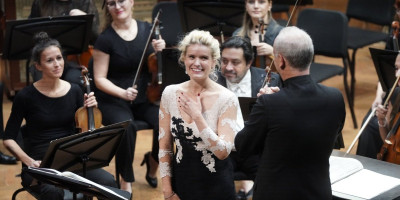 Beogradska filharmonija je sinoć održala koncert u ispunjenoj Kolarčevoj zadužbini sa meksičkim dirigentom Karlosom Migelom Prijetom i nemačkim sopranom Sarom Traubel.