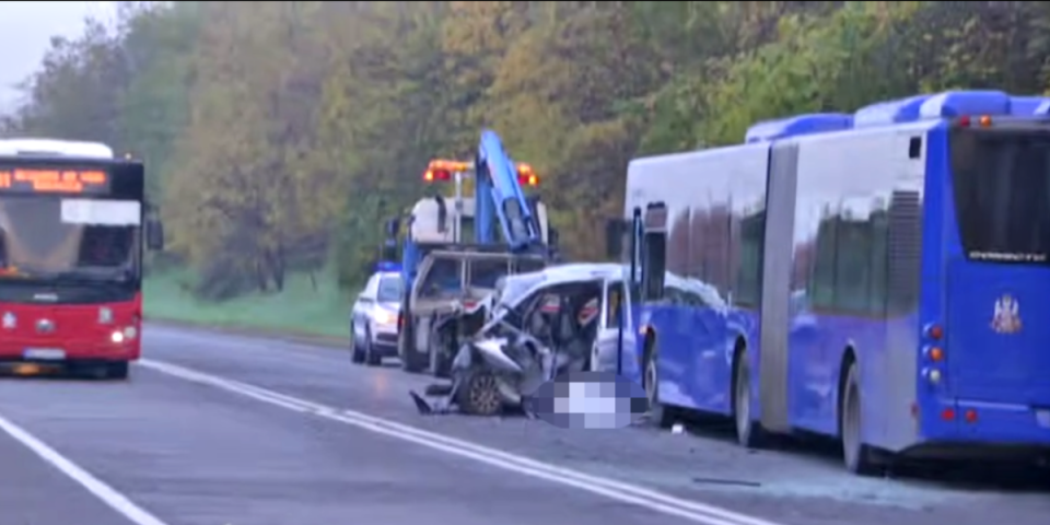 Detalji nesreće kod Umke od kojih podilazi jeza: Muškarac (47) prešao u suprotnu traku i zakucao se u gradski autobus