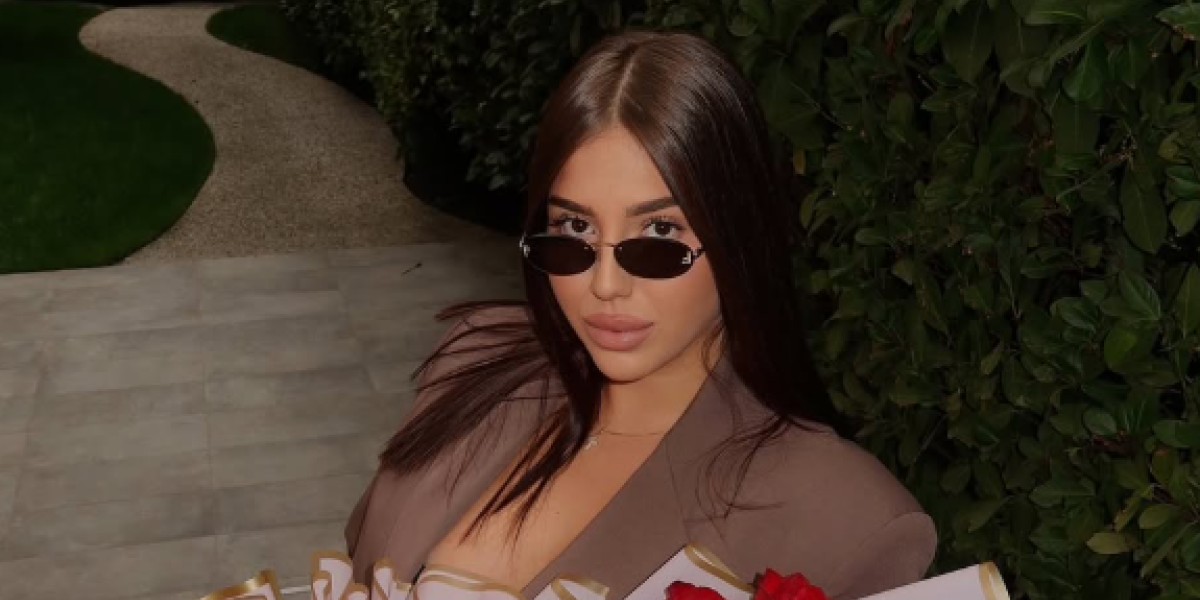 Una Čolić pozirala samo u sakou - Njene gole noge zapalile mreže (FOTO)