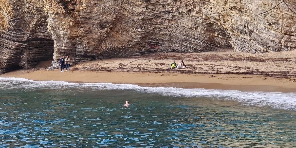 Srbi pohrlili na primorje: Kupači u Budvi i u novembru (FOTO)