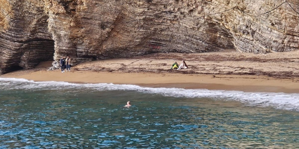 Srbi pohrlili na primorje: Kupači u Budvi i u novembru (FOTO)