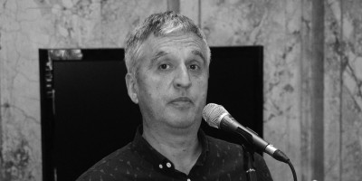 Pesnik Radoman Kanjevac, široj javnosti poznat i kao pisac stihova za grupu "Galija" preminuo je u 65. godini.