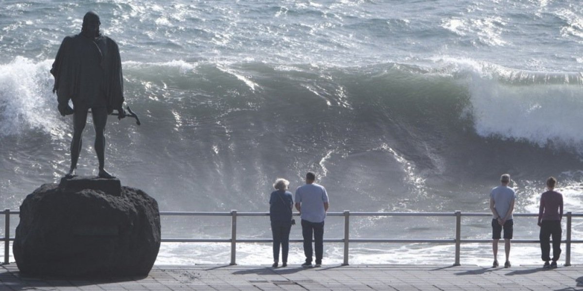 Džinovski talasi progutali ljude, ima mrtvih i povređenih: Horor na poznatoj plaži (VIDEO)