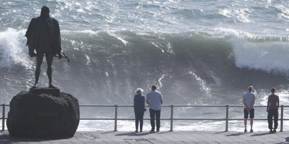 Džinovski talasi progutali ljude, ima mrtvih i povređenih: Horor na poznatoj plaži (VIDEO)