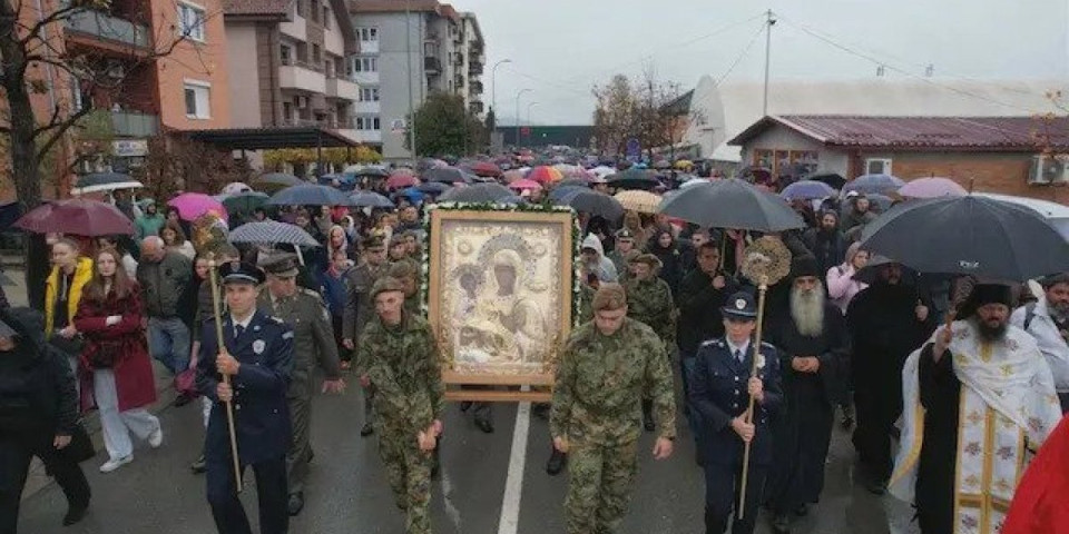 Vernici se poklonili svetinji: Ikona Presvete Bogorodice Trojeručice sa Hilandara stigla u Požegu (FOTO)