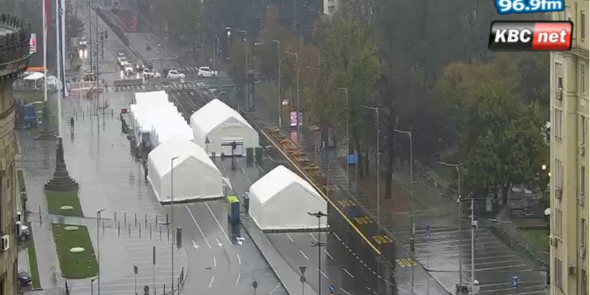 Šta je blokaderi, smeta vam kiša?! Kamere snimile šta se dešava ispred Skupštine Srbije (FOTO)