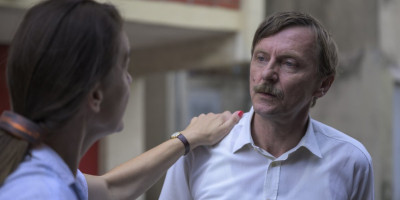 Glumac Jovo Maksić kaže da ga ne zanima da li je za neke pravi trenutak za seriju "Tvrđava" ili nije jer ljudi moraju da znaju šta se dešavalo devedesetih godina na prostoru bivše Jugoslavije.