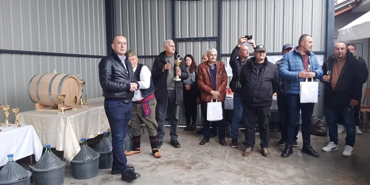 Dragan Jovanović, predsednik Skupštine Topole uručio je nagrade 