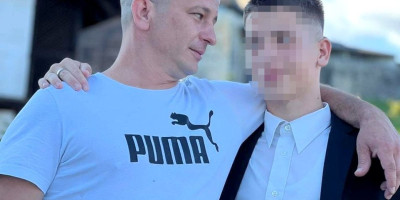 Na društvenim mrežama otkriven je identitet oca i sina koji su izazvali incident u Velikoj Kladuši nakon sukoba u saobraćaju, kada je maloletnik odlučio da se kolima "zakuca" u masu.