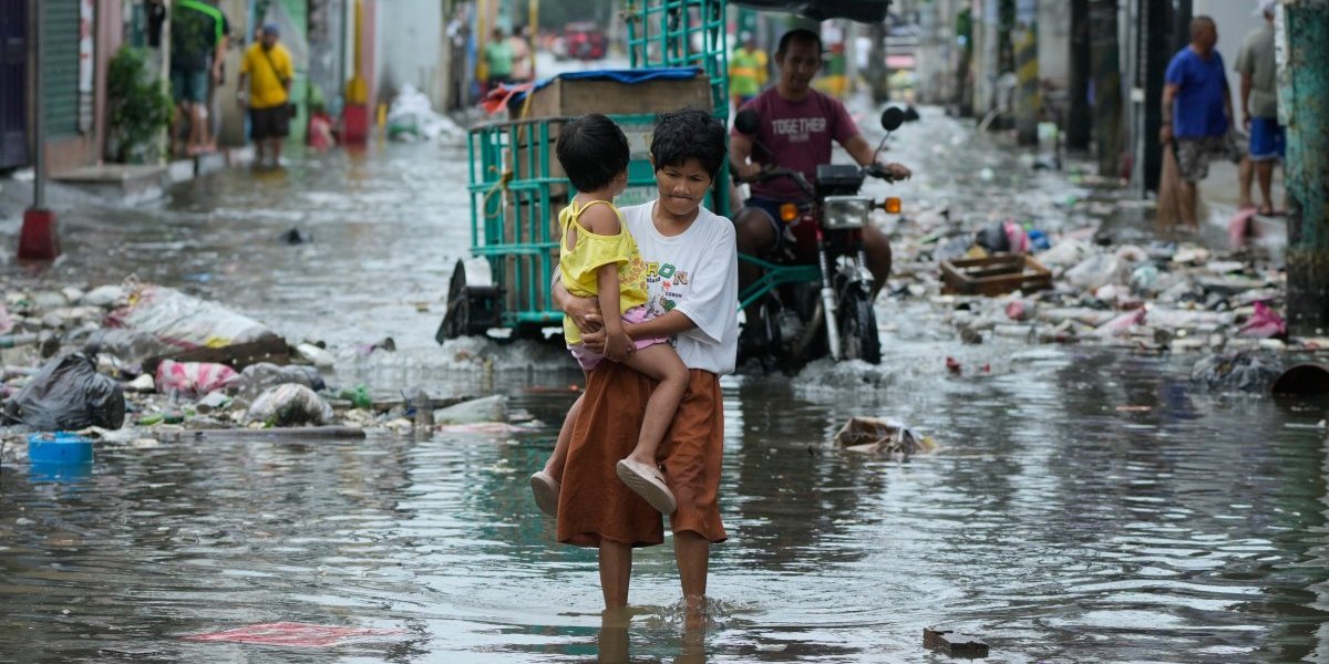 (FOTO/VIDEO) Stravične scene razornog tajfuna: Ima mrtvih, više od milion ljudi evakuisano, vetar nosi sve pred sobom - Jezivi snimci lede krv u žilama