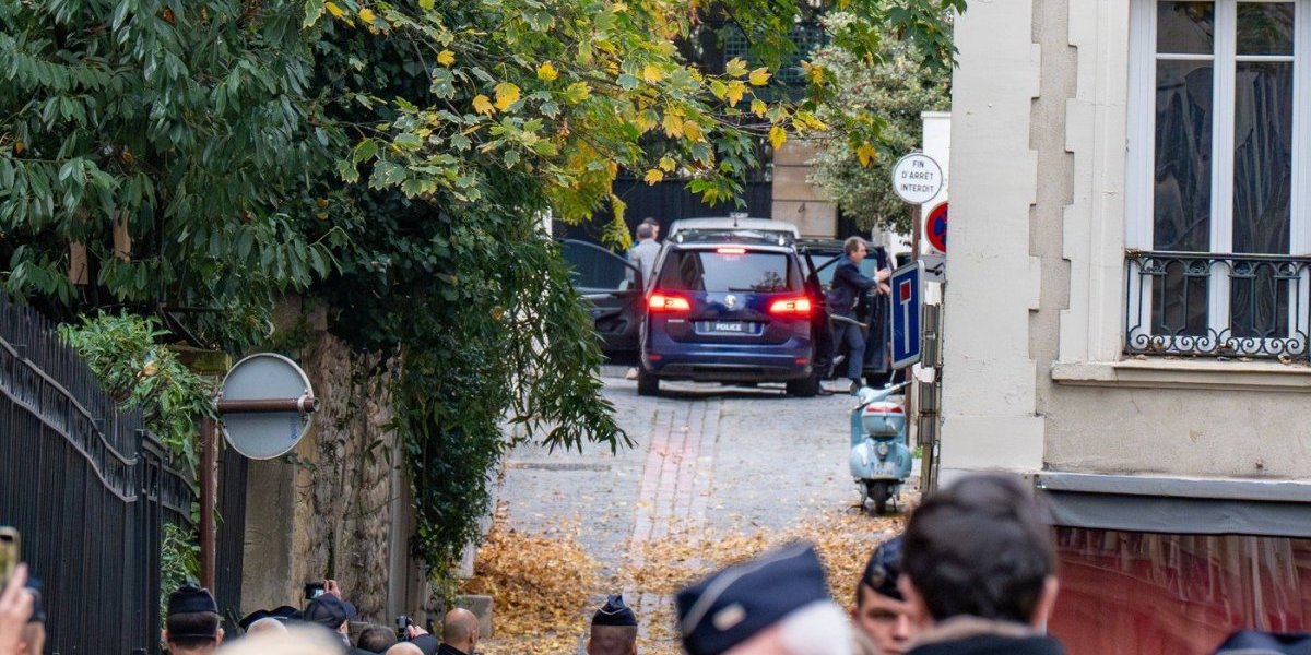 (FOTO) Procurile prve fotke Sarkozija od kad je pušten iz zatvora - Evo ko ga je dočekao: "Ovo je bila noćna mora"