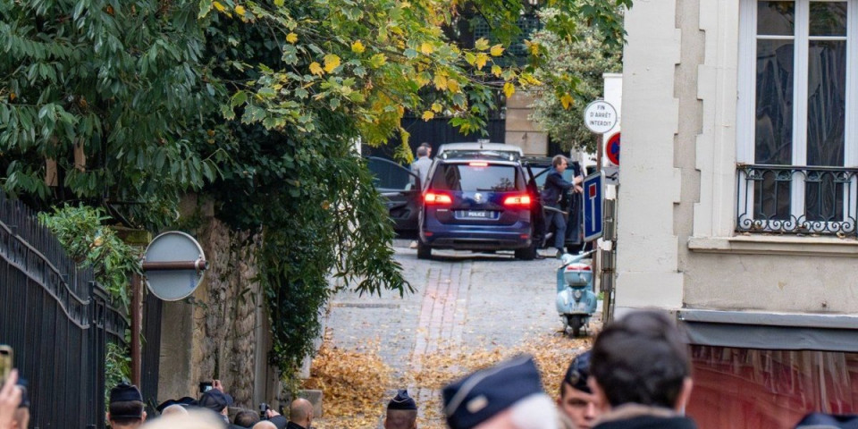 (FOTO) Procurile prve fotke Sarkozija od kad je pušten iz zatvora - Evo ko ga je dočekao: "Ovo je bila noćna mora"