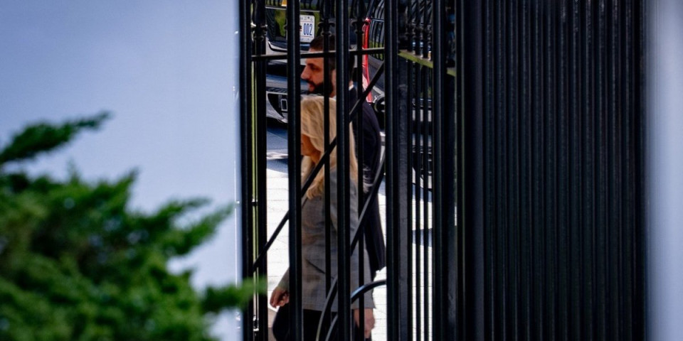 (VIDEO) Nešto čudno se dešava u Beloj kući - Predsednik sproveden na neuobičajen način: Ovo nije po protokolu