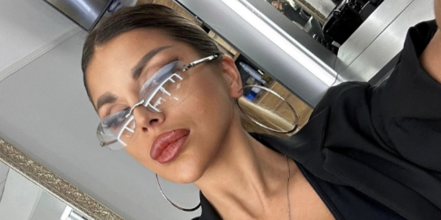 Dekolte do pupka, a grudi kao stene: Zbog nje noćas nećete imati miran san (FOTO)