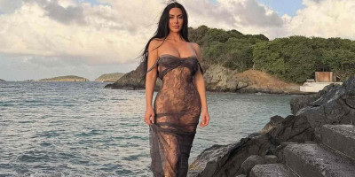 Kim Kardašijan je zapalila društvene mreže fotografijama u bikiniju, a minijaturni kupaći je jedva obuzdao njene bujne grudi.