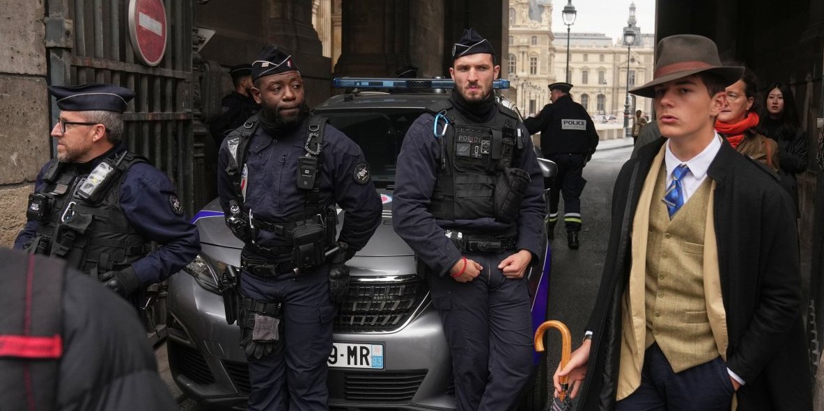 Tinejdžer iz Luvra u fedora šeširu ostavio svet bez daha - pogledajte šta je uradio da postane viralna zvezda