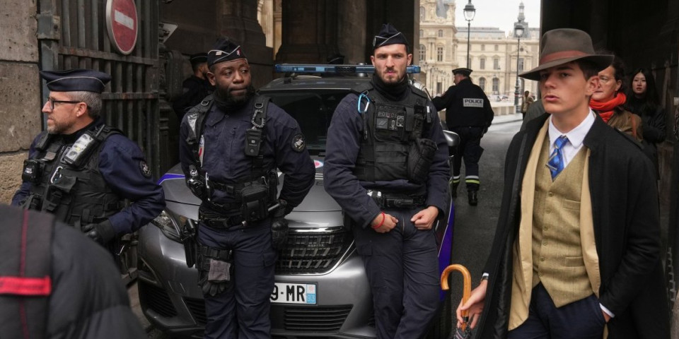 Tinejdžer iz Luvra u fedora šeširu ostavio svet bez daha - pogledajte šta je uradio da postane viralna zvezda