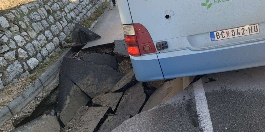 Incident usred Užica: Otvorila se zemlja, upao autobus