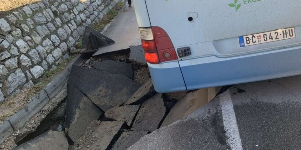 Incident usred Užica: Otvorila se zemlja, upao autobus
