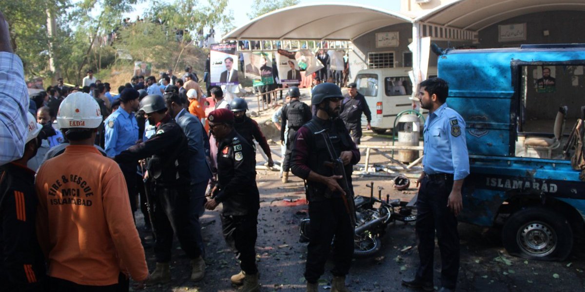 (VIDEO) Jezive scene: Najmanje 12 ljudi poginulo, više od 20 povređeno u samoubilačkom napadu