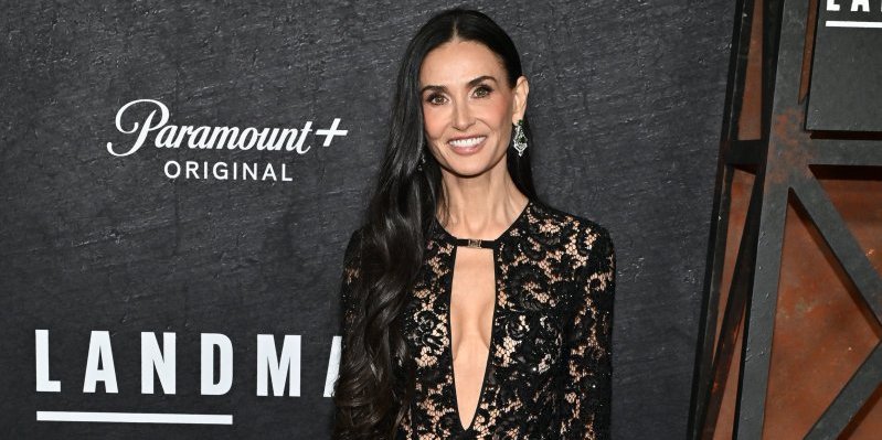 Dekolte do pupka: Demi Mur zapalila Njujork u provokativnoj haljini - grudi u prvom planu (FOTO)