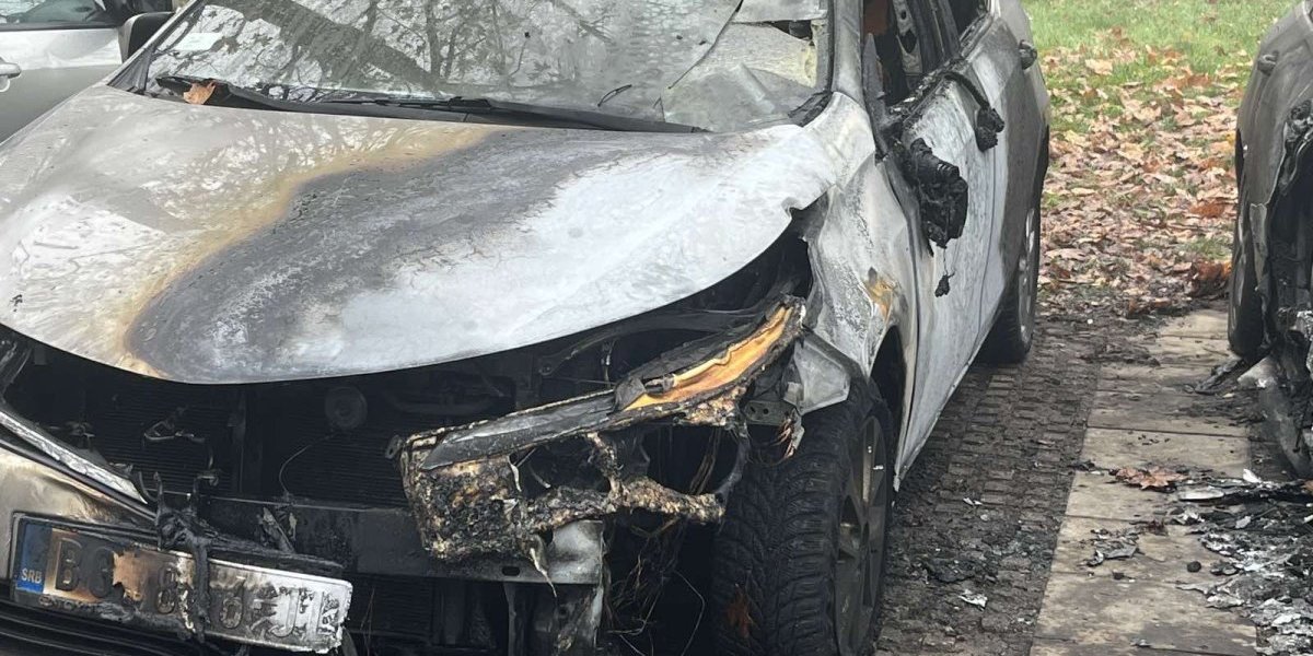 Zapaljen automobil na Voždovcu