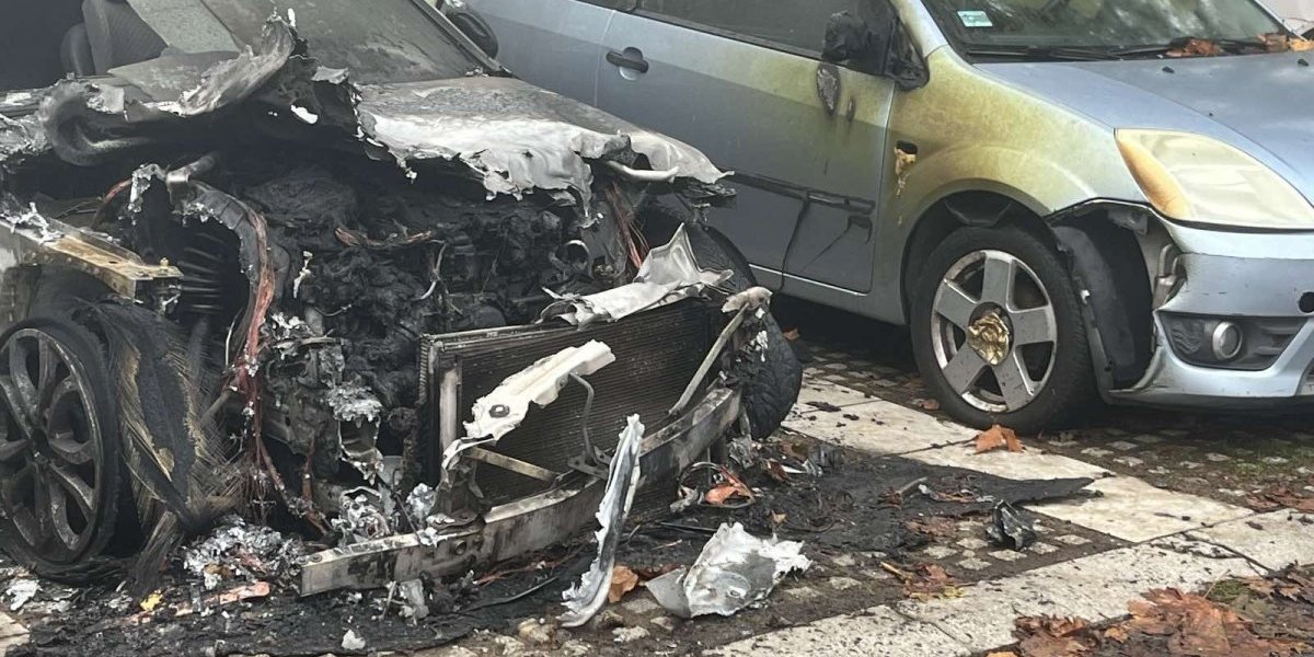 Zapaljen automobil na Voždovcu