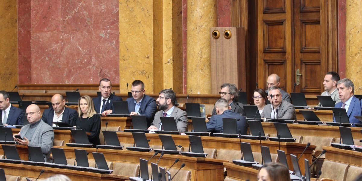 Opozicija ponovo pravi haos u Skupštini: Pogledajte šta sada rade (VIDEO)