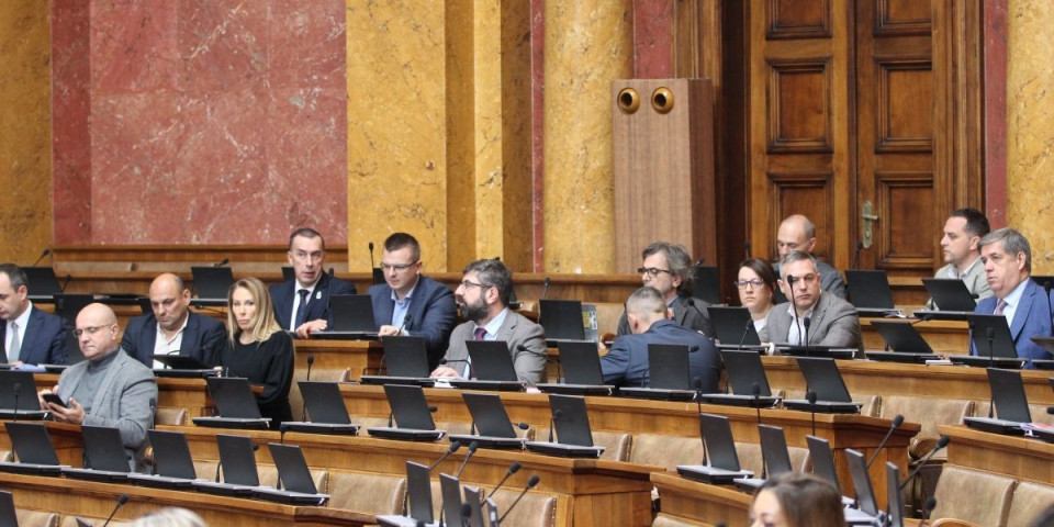 Opozicija ponovo pravi haos u Skupštini: Pogledajte šta sada rade (VIDEO)