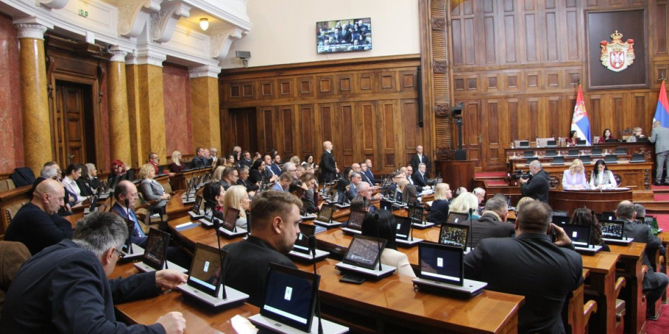 Blokaderi neće da rade, ali uzimaju plate i uz to traže da im građani pokrivaju i troškove stana u Beogradu