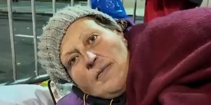 "Primao sam pare od Marinike i Đilasa": Sramota, majka blokadera štrajkuje ispred Skupštine i laže, a on priznao sve (VIDEO)