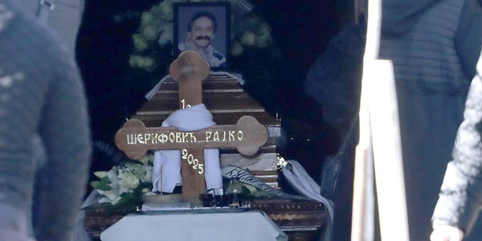 Sahrana Rajka Šerifovića: Marija sa bratom i majkom stigla na groblje (FOTO)