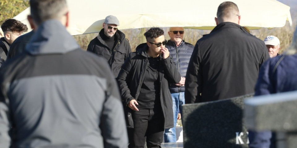 Sahranjen otac Marije Šerifović: Pevačica ovo poljubila, pa bacila u grob