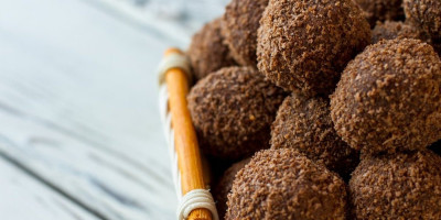 Posne rum kuglice su apsolutni kraljevi među sitnim kolačima – gotove su za tili čas, ne treba vam ni rerna ni mikser, a ukus je jednostavno magičan.