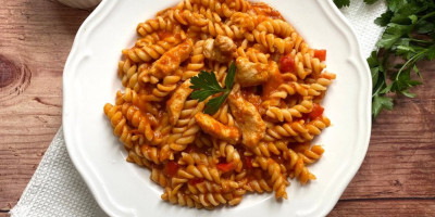 Ako želite mediteransku brzu paste sa autentičnim balkanskim ukusom, onda je pasta sa ajvarom i belim mesom pravi izbor.