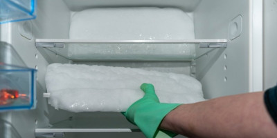 Ako vam se u frižideru ili zamrzivaču stalno nakuplja led, postoji jednostavan trik koji će vas spasiti od muke sa struganjem i odmrzavanjem.