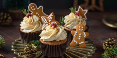 Ove godine zaboravite na klasične medenjake - u centru pažnje su novogodišnji mafini sa medom, cimetom i blago kiselkastom glazurom od krem sira.