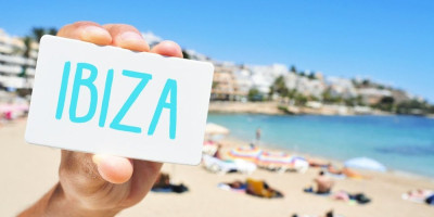 Na Ibici postoji hotel po imenu "Paradiso Art" koji ima jednu posebnost, a to je da ima besplatnu sobu, koja je napravljena od providnog  stakla.