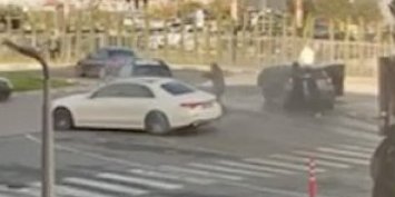 Izrešetani pred policijom: Objavljen novi snimak mafijaškog obračuna (VIDEO)