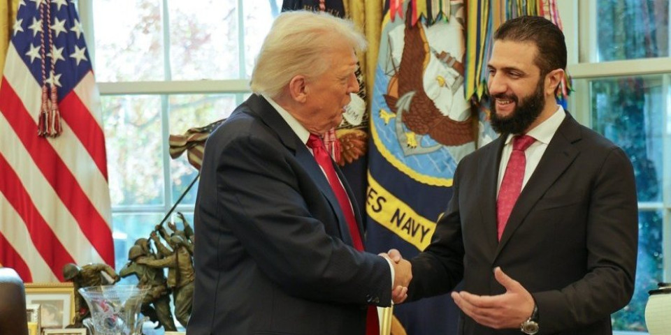 (VIDEO) Hit snimak iz Bele kuće! Tramp se šali na račun Al Šare i prska ga parfemom: "Koliko žena imaš, samo jednu?"