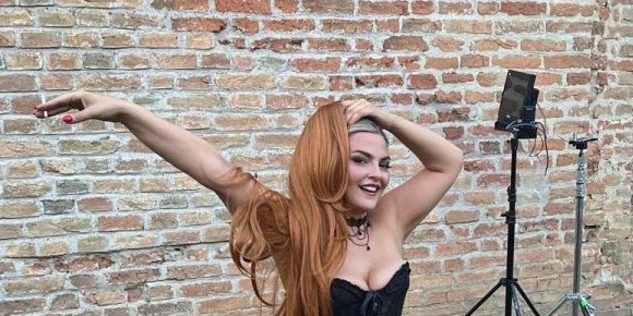 Snimanje krenulo po zlu - Pevačica napadnuta ispred crkve u Vojvodini