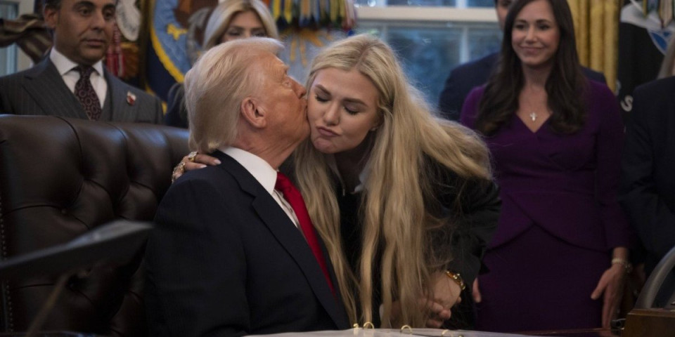 Da li mu je ovo stvarno trebalo? Javnost kritikovala Trampov gest prema udovici Čarlija Kirka (VIDEO)